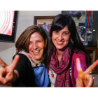 Noche electoral en la sede de Vox León. En la imagen, la candidata a la Alcaldía, Olga María García (I) y la número dos, Elena Merino (D)
