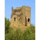 Izquierda, castillo de Cea; y derecha, castillo de los Bazán en Palacios de la Valduerna