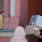 Un agente de seguridad carga con varias cajas a su salida del Consulado General de EEUU en San Petersburgo.
