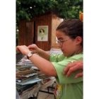 Una niña contempla material recuperado de los contenedores de papel