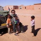 Emilio García Gordón, con tres niños saharauis en Auserd, lugar al que vuelve todos los años. DL