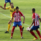 Daivis protege el balón junto a un compañero en el partido disputado frente a La Virgen.