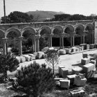 Imagen del montaje del claustro en la finca de Mas del Vent.