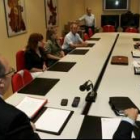 Eduardo Fernández, en primer término, conversa con el alcalde de Alija durante la reunión mantenida