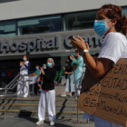n grupo de enfermeras se manifiesta en el exterior del hospital La Paz en Madrid este lunes. EMILIO NARANJO