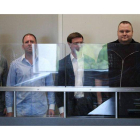 De izquierda a derecha los directivos de Megaupload Bram van der Kolk, Finn Batato, Mathias Ortmann y el fundador del portal Kim Dotcom, este viernes, durante su comparecencia ante el juez, en Auckland.