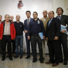 El ministro, ayer, con representantes de los trabajadores.
