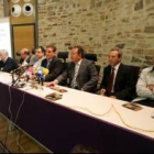 Representantes de los cinco sellos de calidad, de la Junta y del Consejo Comarcal, ayer en Cacabelos