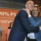 Susana Diaz se abraza esta tarde en su acto con los militantes en León a José Antonio Diez, portavoz del PSOE en el Ayuntamiento.