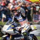El piloto toledano celebra su título mundial ondeando la bandera española por el trazado australiano