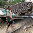 Un hombre observa los escombros de su casa en Indonesia.