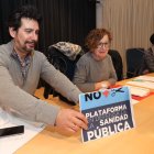 Martínez y Martín Coruña en la mesa que presidió la asamblea de la Plataforma. L. DE LA MATA