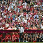 Guardiola ante la grada del Allianza Arena, el estadio del Bayern de Munich.