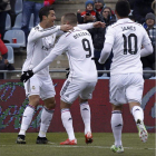 Cristiano Ronaldo celebra con Karim Benzema el primer gol del Madrid ante el Getafe.