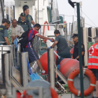 La Guardia Civil rescatando a un grupo de argelinos en la costa de Almería. CARLOS BARBA