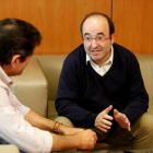 El líder del PSC, Miquel Iceta, y el presidente de la gestora del PSOE, Javier Fernández.