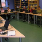 Un grupo de personas mayores durante un curso de informática organizado por el centro de día.