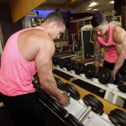 Ángel Cañón, en el gimnasio en el que se prepara para mantener la forma muscular.