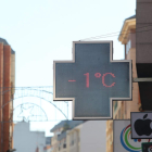 Un termómetro marca la temperatura de un grado bajo cero.