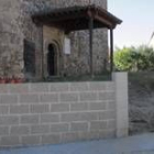 El material prefabricado desluce desde esta primavera la fachada del monumento