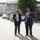 Moreno y Riesco en el lugar donde se construirá la plaza Linares Ordás.