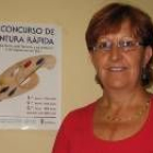 La concejala, Magdalena Segurado, posa junto al cartel del Concurso de Pintura Rápida