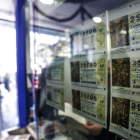 La venta de décimos se incrementa en las horas previas al sorteo de hoy. MANUEL BRUQUE