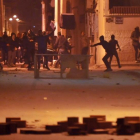 Manifestantes lanzan piedras contra las fuerzas de seguridad en el distrito de Djebel Lahmer, en Túnez, el 10 de enero.