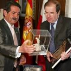 Miguel Ángel Revilla y Juan Vicente Herrera se intercambian sendos regalos al término de la reunión