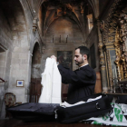 El sacerdote Guillermo Álvarez se coloca la casulla con la imagen de la Sagrada Familia sobre el alba. JESÚS F. SALVADORES