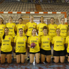 La plantilla del Cleba, con varias bajas, posa antes del entrenamiento de ayer. JESÚS F. SALVADORES