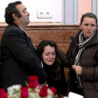 Juan Isidoro y Carmen Villegas, a la derecha, padres de la menor María Esther Jiménez.