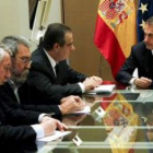 Fernández Toxo, Cándido Méndez, el ministro Corbacho y Zapatero, durante la reunión.