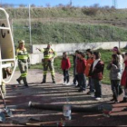 Un grupo de niños con agentes medioambientales junto al camión bomba contra incendios.