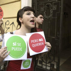 Los activistas anti desahucios protestan ante la casa del ministro Montoro.