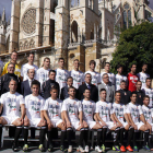 Fotografía oficial de la Cultural y Deportiva Leonesa para la presente temporada 2013/2014. El equipo leonés quiere ser un símbolo para León, al igual que la Catedral.