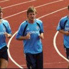 Owen (derecha), corre durante un entrenamiento, junto con sus dos compatriotas, Beckham y Woodgate