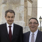 Zapatero con el alcalde de Villalar, Luis Alonso Laguna, en la localidad vallisoletana.