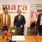 Javier Morán, Javier Vega y Javier Sanz, ayer en la Cámara de Comercio de Ponferrada. L. DE LA MATA