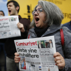 Lectores del diario 'Cumhuriyet' protestan contra la redada policial.