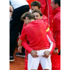 Rafa Nadal y David Ferrer se abrazan tras la épica victoria del alicantino. KAI FÖRSTERLING