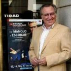 El almeriense Manolo Escobar a la puerta del Teatro Albéniz