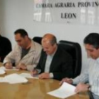 Valentín Martínez y José Antonio Turrado (centro) a la firma del convenio