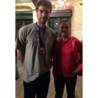 Santamarta con el estandarte de la selección, Pau Gasol.