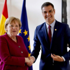 Pedro Sánchez saluda a la canciller alemana, Angela Merkel. THYS