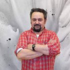 El artista leonés José de León ante uno de los lienzos de la exposición.