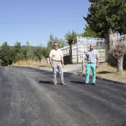 Ceferino Gil y Pepe Villa revisan las calles asfaltadas. CAMPOS