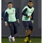 Messi,  izquierda, en el entrenamiento con Alves.
