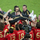 Luis Aragonés recibe el homenaje de los jugadores de la selección española tras ganar la Eurocopa de 2008 al vencer a Alemania.
