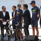 Pedro Delgado entrevista al ciclista del equipo Movistar Valverde durante la presentación.